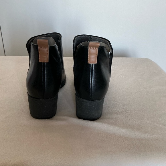 Pre-loved Dr. Scholl’s Women's London Block Heel Bootie in Black - Picture 6 of 8